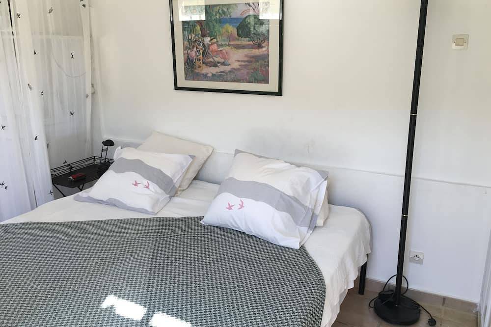 Appartement entier, Gîte pour 2p annexe au superbe mas de caractère,  piscine 6X12, propriété calme in Aiguèze, Région de Nîmes