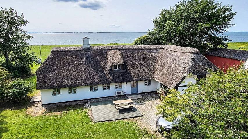 Ferieudlejning for 8 personer, med terrasse og udsigt samt sauna, husdyr tilladt i Tåsinge