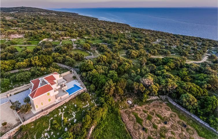 Ferienhaus für 10 Personen, mit Terrasse und Garten sowie Pool in Lun