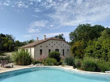 Location de vacances pour 6 personnes, avec terrasse ainsi que jardin et piscine à Valeilles
