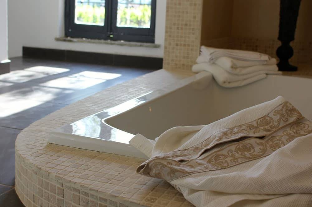 Diwine Provence, Domaine viticole, Piscine chauffée 15x5m in Sainte-Cécile-les-Vignes, Vaucluse
