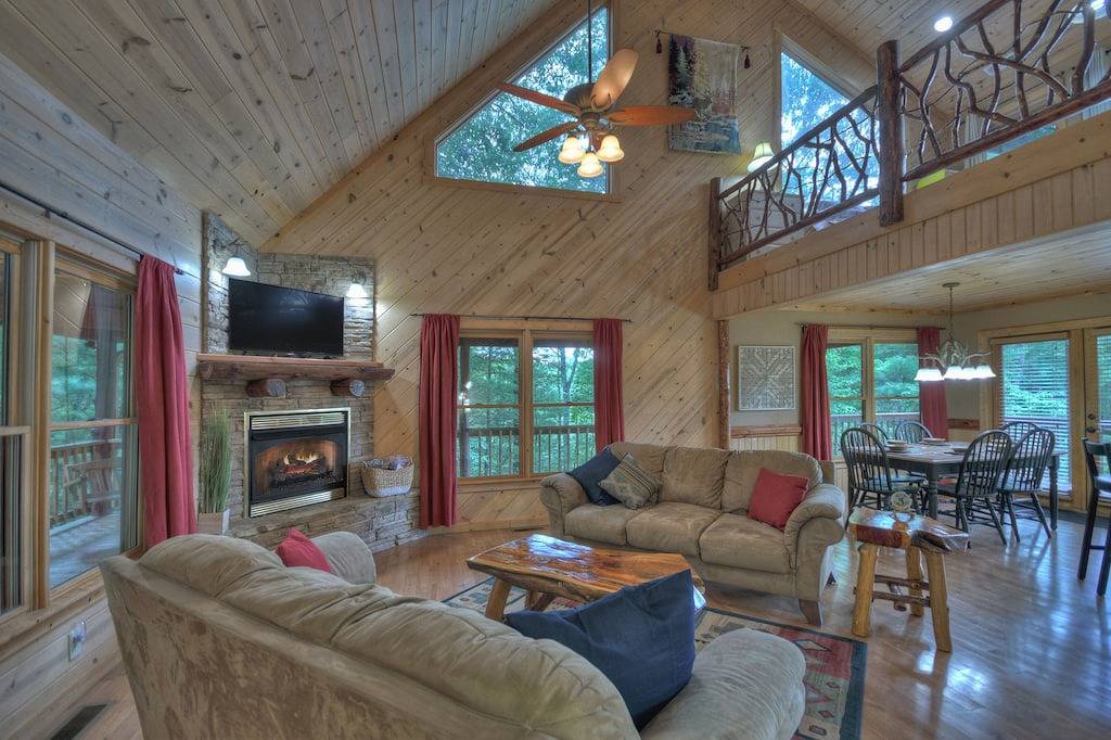 Mountain Views! Firepit! Hot Tub! Unwind, Unplug, Explore! Near the Toccoa River in Chattahoochee National Forest