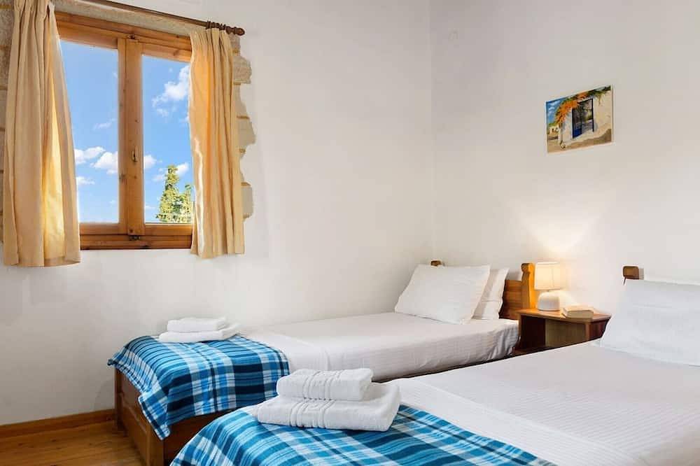 Handsome stone Cretan Villa just 3Km from the beaches of Kalives and Almirida in Kalyves, Chania und Umgebung