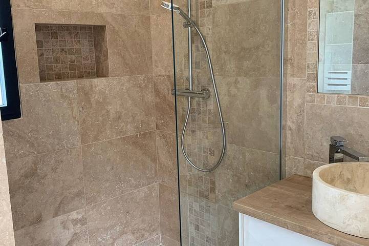 Beautiful new housse with splendid view and big pool. in Cotignac, Brignoles region