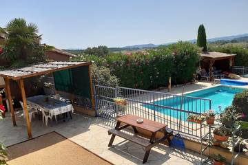 Location de vacances pour 4 personnes, avec piscine ainsi que terrasse et jardin à Boisset-et-Gaujac