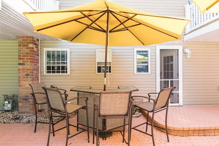 Vacation rental for 12 people, with hot tub and yard, with pets in Nassau County