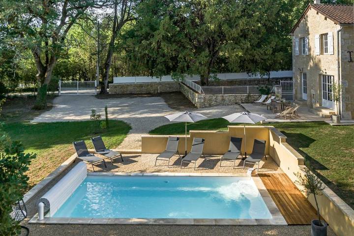 Location de vacances pour 9 personnes, avec piscine ainsi que vue et jardin à Sorges - 2