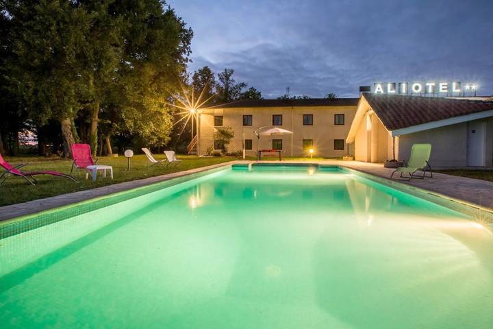 Hôtel pour 2 personnes, avec terrasse ainsi que jardin et piscine à Cazères-sur-l'Adour - 2