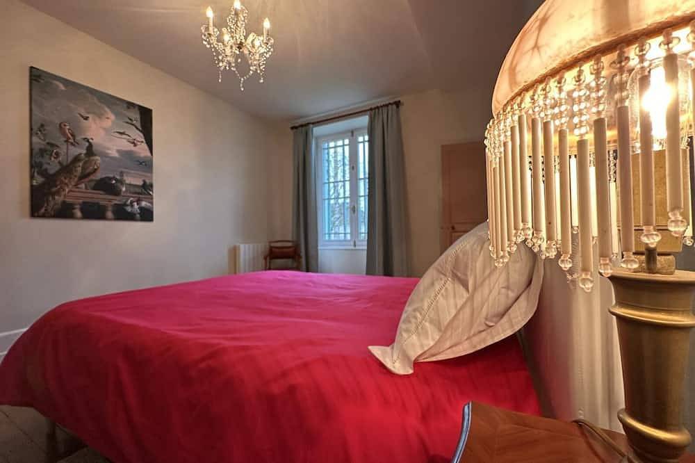 Maison de charme avec grand jardin, au cœur d'un village proche de Nevers in Lurcy-Lévis, Allier