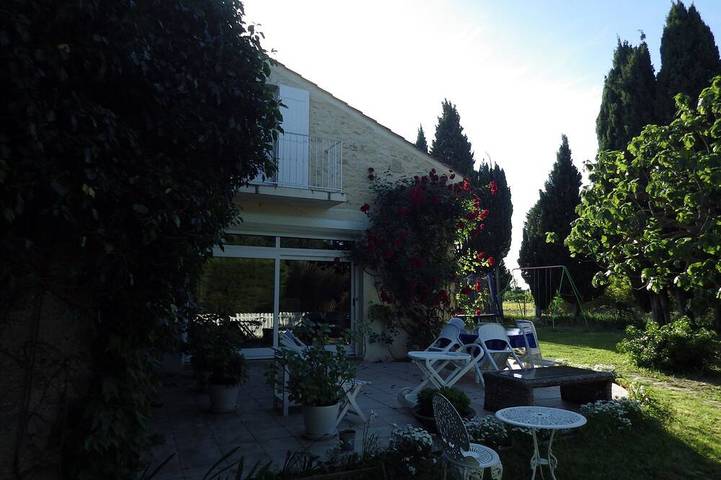 Gîte pour 6 personnes, avec jacuzzi et jardin à Caderousse