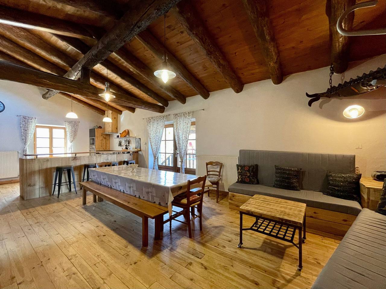 Maison pittoresque à Arlempdes avec cheminée et terrasse in Arlempdes, Haute-Loire