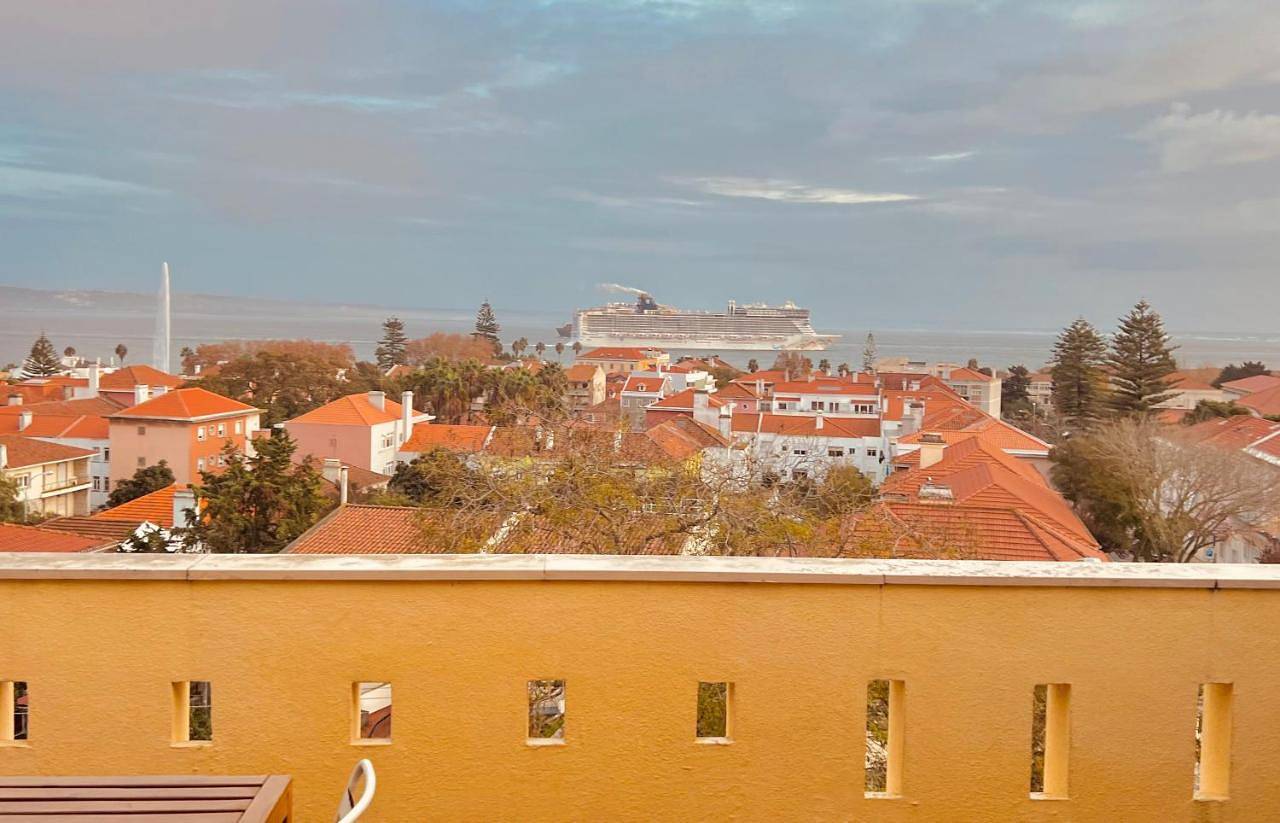 Apartamento inteiro, Deluxe Double Room with Sea View in Paço de Arcos, Oeiras
