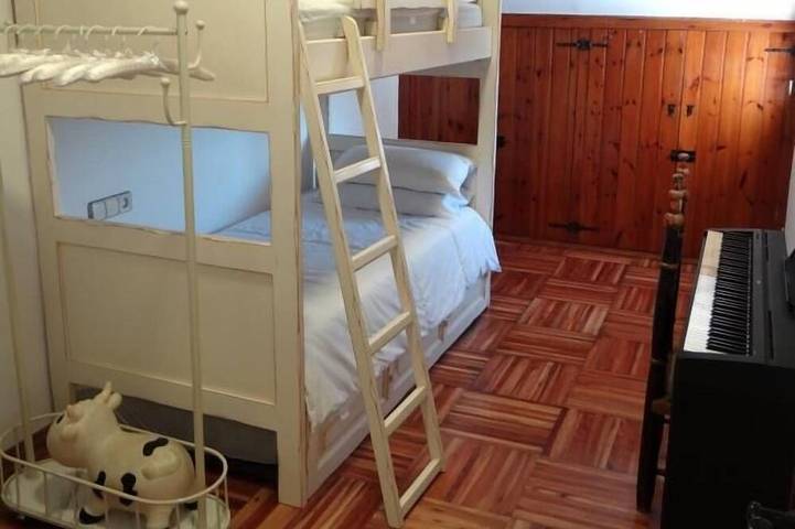 Appartement entier, Attique 3 ch. Cheminée, Piscine, Terrasse et Wifi inclus in Puigcerdà, Pyrénées catalanes