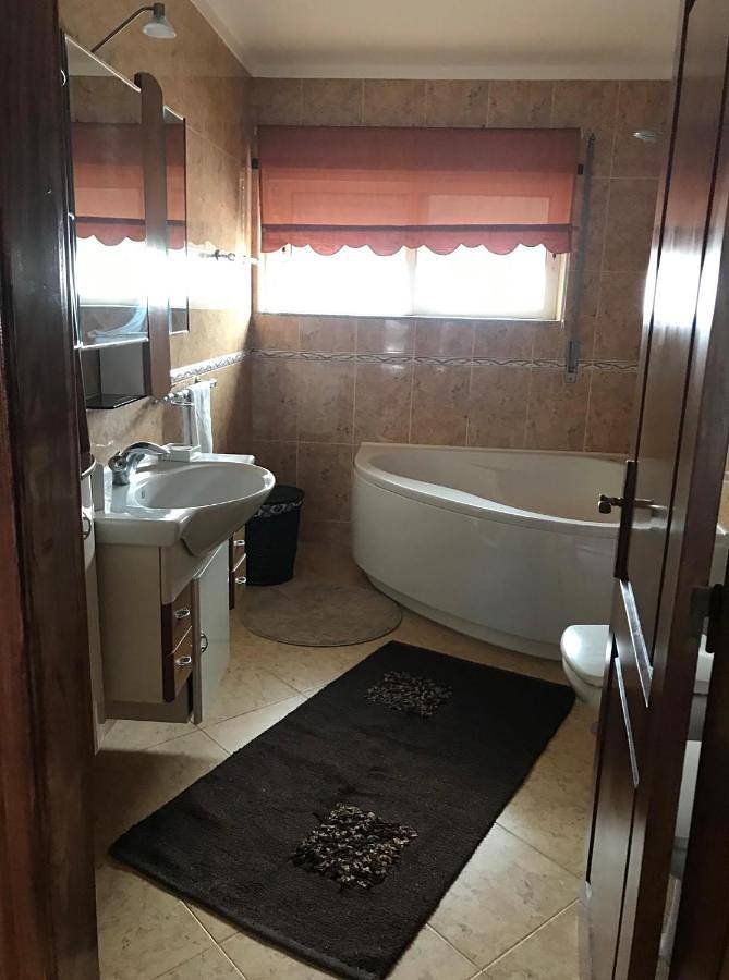 Location de vacances pour 10 personnes, avec jardin et terrasse ainsi que vue et piscine, animaux acceptés dans Belinho - 4