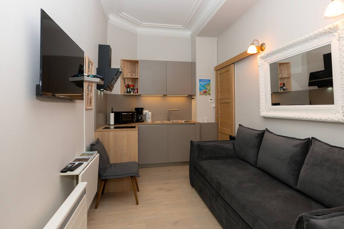 Studio entier, Studio 'Au Temps Suspendu' avec vue sur les montagnes, balcon et Wi-Fi in Aix-les-Bains, Région de Chambéry