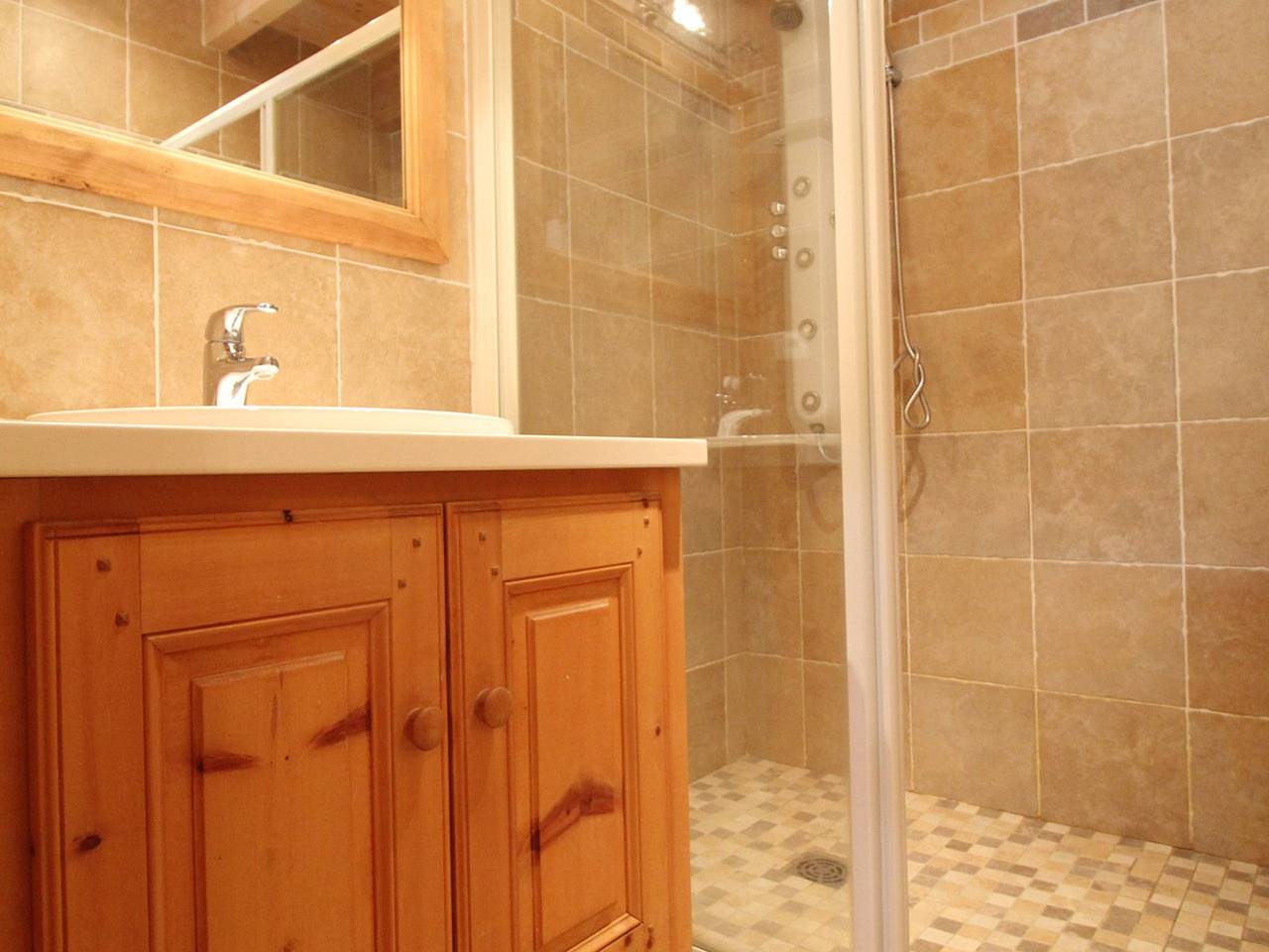 Entire apartment, Spacious 10-Person Duplex Apartment in Heart of Lanslebourg, Val-Cenis in Lanslebourg-Mont-Cenis, Saint-Jean-de-Maurienne region