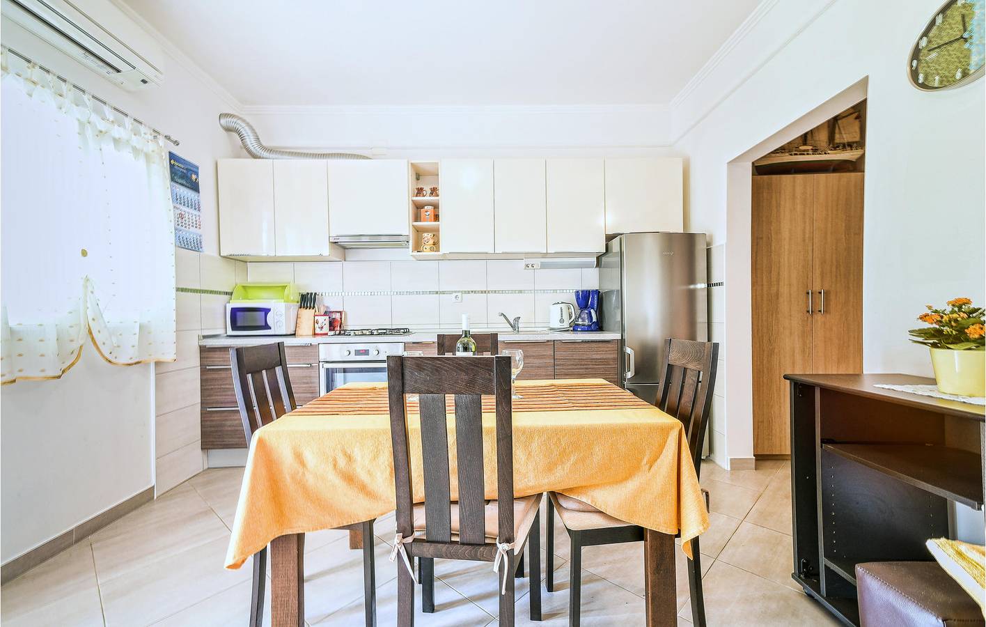 Appartement de vacances entier, Charmant appartement avec vue sur la mer, terrasse et barbecue, à 1,5 km de la plage in Kustići, Pag