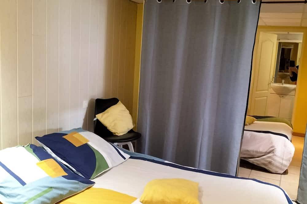 Apartamento entero, For Rent: 25 square meters, one-bedroom apartment with two rooms, kitchen, bedroom, and bathroom in Parthenay, Deux-Sèvres