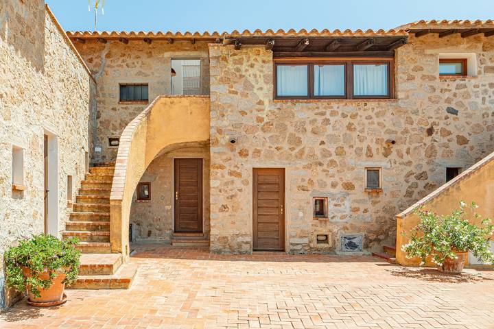 Appartamento intero, Appartamento 'Casa Belvedere Baja Vista Mare' con vista mare, piscina in comune e terrazza privata in Baja Sardinia, Arzachena