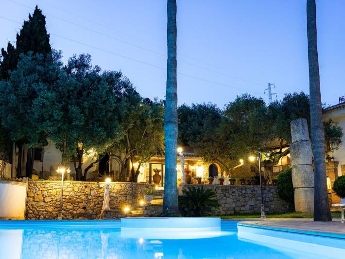 Location de vacances pour 12 personnes, avec terrasse ainsi que piscine et jardin à Letojanni - 2