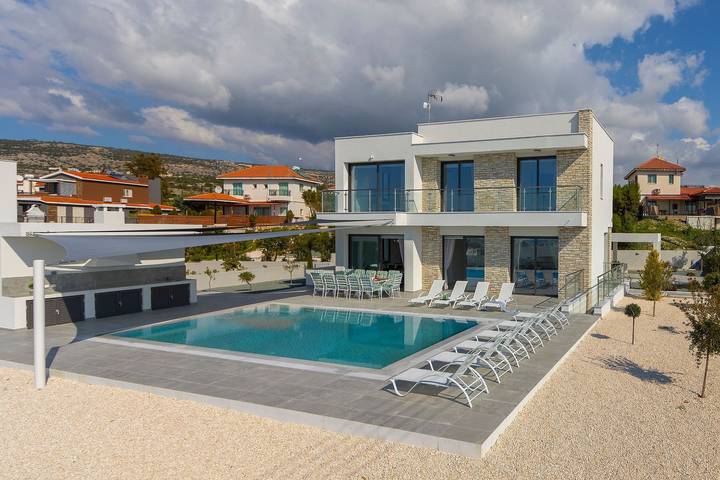 Holiday rental for 10 people, with ocean view and garden as well as balcony and pool in Peyia