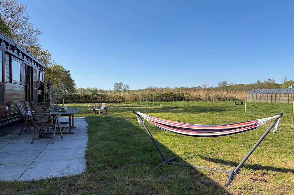 Évadez-vous dans cette cabane chaleureuse en pleine nature, un refuge rural parfait pour jusqu’à 6 personnes, avec 2 chambres, une cuisine entièrement équipée, un Wi-Fi rapide, la climatisation et un grand jardin privé avec parking gratuit. in Tilbourg, Brabant-Septentrional