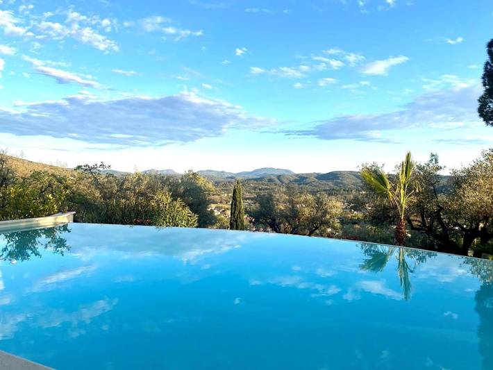 Appartement de vacances pour 4 personnes, avec jardin et piscine, animaux acceptés