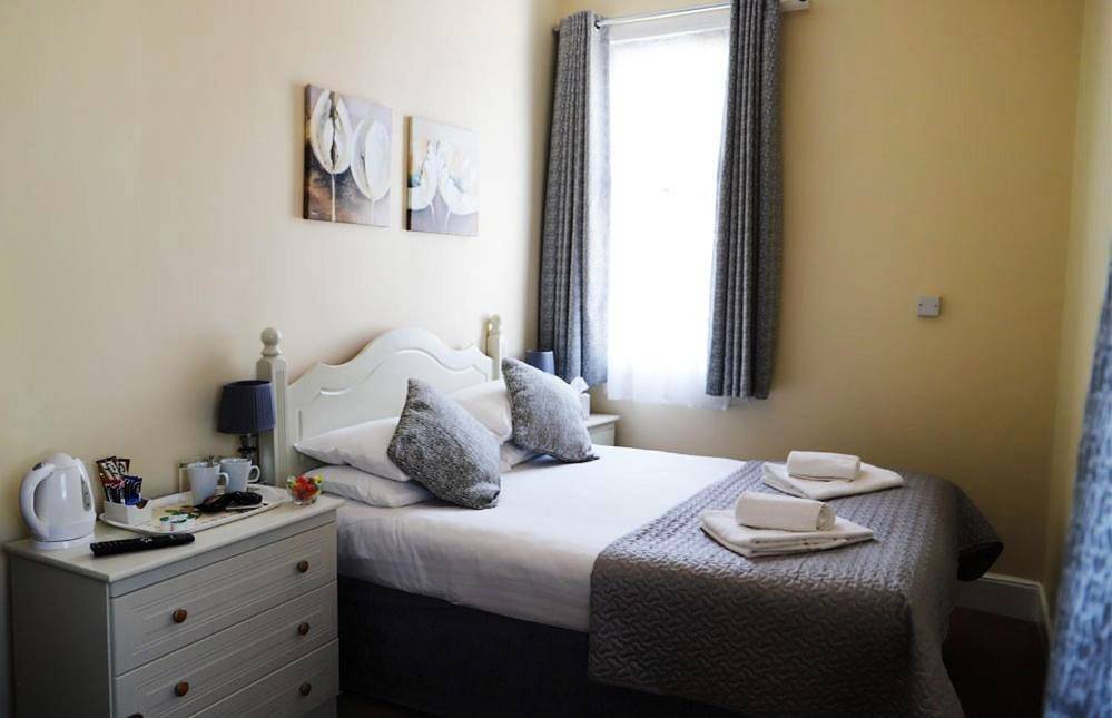 #12 Small Twin Room in Teignmouth, Devon