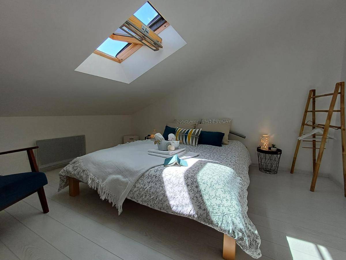 Family Double Room in Ceyzériat, Région de Bourg-en-Bresse