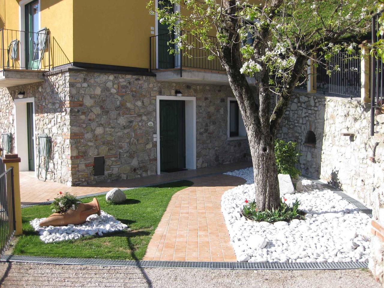 Appartamento intero, Appartamento per vacanze con vista lago e vasca idromassaggio  in Tremosine, Prealpi Gardesane