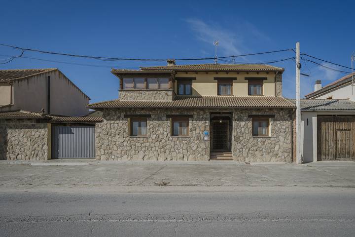 Casa rural con piscina para 12 personas, con balcón y jacuzzi, Familias con niños en Castilla y León - 2