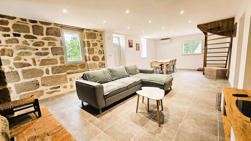 Gîte pour 6 personnes, avec terrasse à Brive-la-Gaillarde