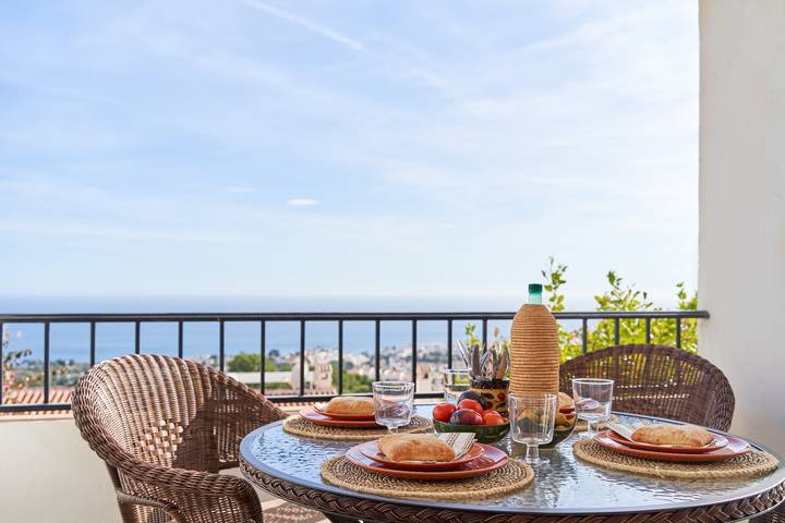 Apartamento entero, Apartamento 'Casa Limón' con vistas al mar, Wi-Fi y aire acondicionado in Nerja, Costa del Sol