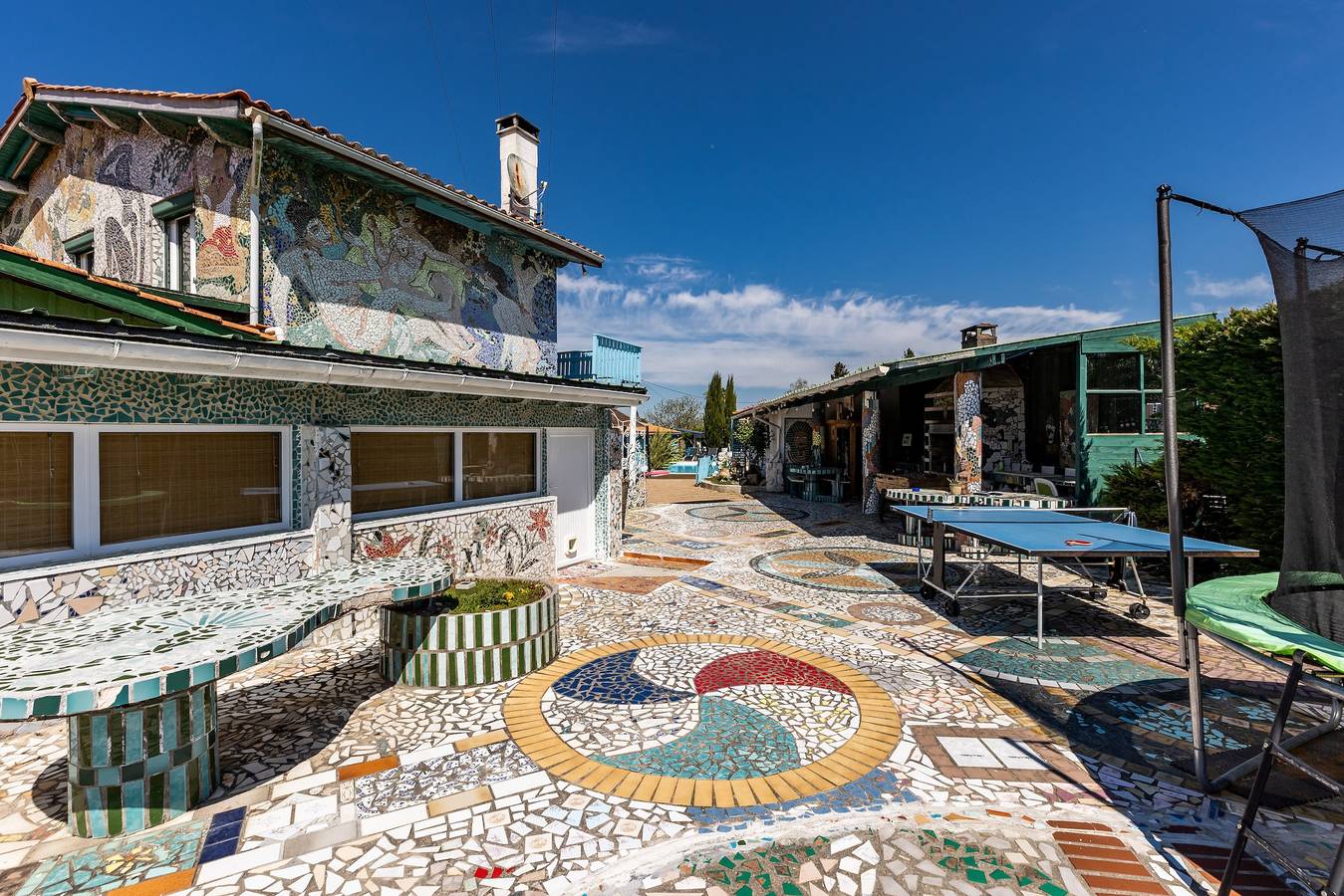 Holiday Home "Gîte Complet à la Maison Mosaïc" with Shared Pool & Wi-Fi in Gaillan-en-Médoc, Médoc Regional Natural Park
