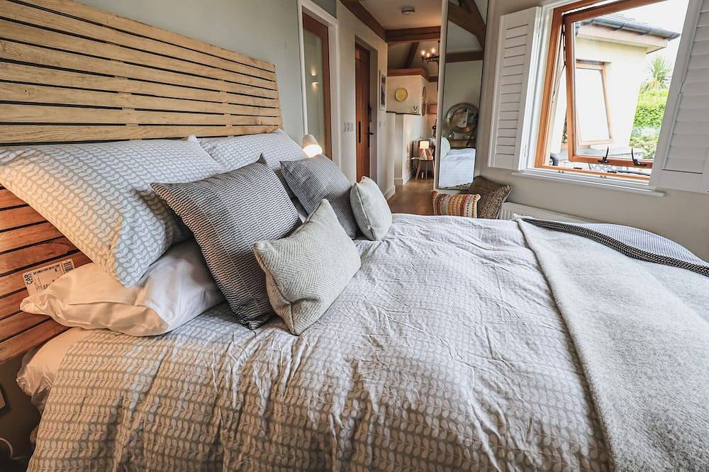 Oversands Cottage, romantic, with a garden in Grange-Over-Sands in Grange-over-Sands, Lake District