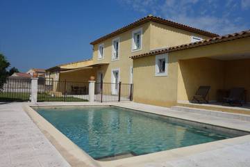 Cottage pour 2 personnes, avec jardin et terrasse à Sénas