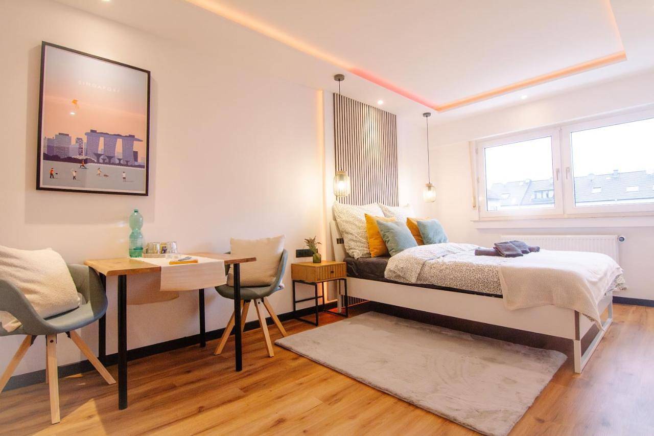 Shiny Singapore Room - Homestay - Doppelzimmer mit Gemeinschaftsbad in Porz (Köln), Keulen