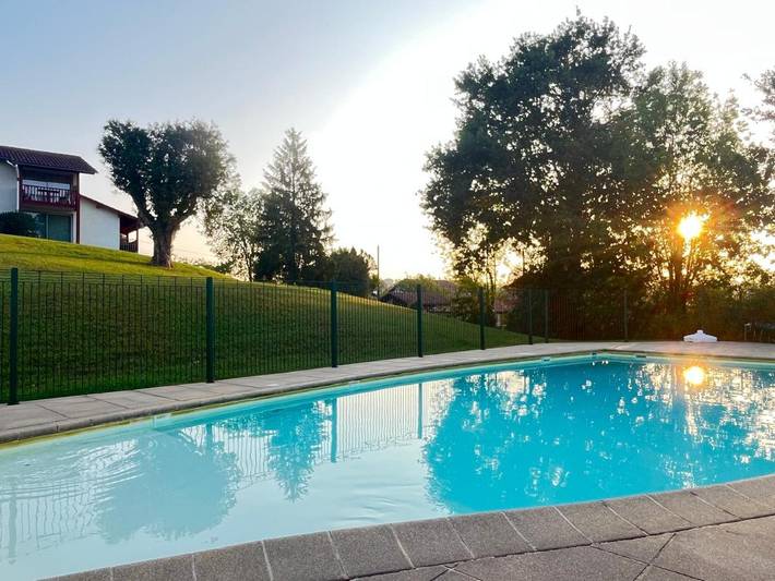 Gîte pour 4 personnes, avec Balcon et Jardin ainsi que Piscine et Vue à Souraïde