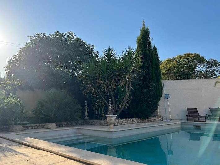 Location de vacances pour 22 personnes, avec jardin ainsi que terrasse et piscine à Châteauneuf-de-Gadagne