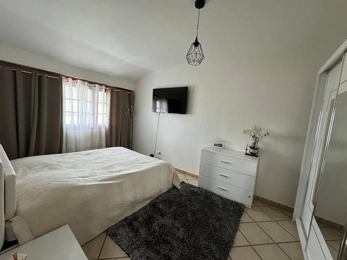 Location de vacances pour 10 personnes, avec jardin ainsi que piscine et terrasse dans Aéroport Lyon Saint-Exupéry - 3