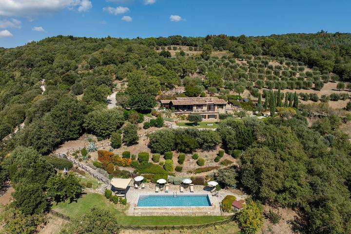 Casa vacanza per 10 persone, con Idromassaggio e Terrazza nonché Giardino a Tuoro sul Trasimeno
