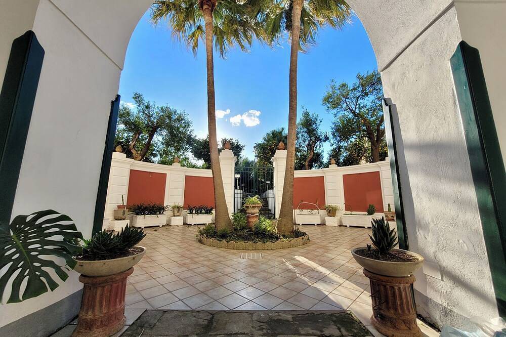 Donna Rita suite with garden in Meta, Naples Province