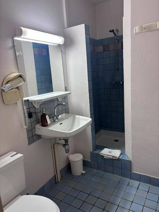 Hôtel pour 2 personnes, avec Terrasse ainsi que Jardin et Piscine à Bourbon-l'Archambault - 2