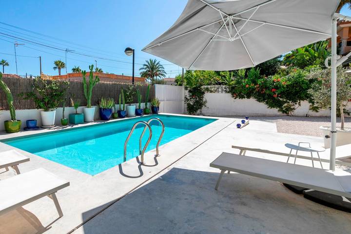 Villa La Paloma – Villa moderna con piscina privada a solo 350 m del mar in Platja de l'Amerador (el Campello), Campello
