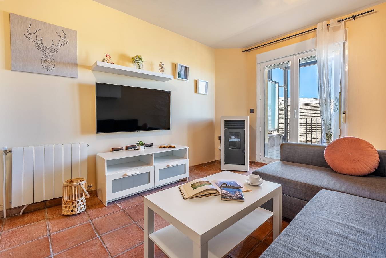 Entire apartment, Superior Apartment 31 C with Mountain Views, Private Terrace, and Wi-Fi in Sierra Nevada Ski Resort, Monachil