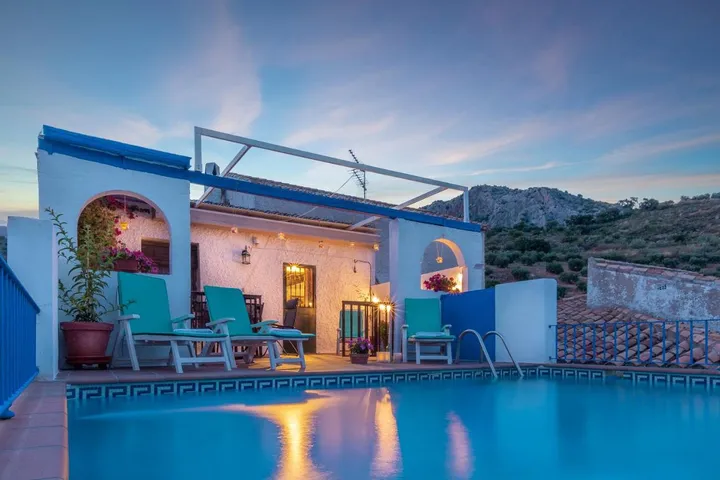 Chalet pour 8 personnes, avec vue ainsi que jardin et piscine - 1