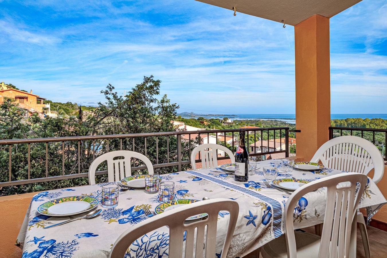 Entire apartment, Apartment 'Quadrilocale Le Colonne' with Sea View, Private Terrace and Air Conditioning in Li Mori, San Teodoro
