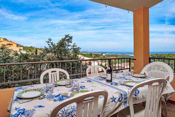 Ganze Wohnung, Apartment „Quadrilocale Le Colonne“ mit Meerblick, privater Terrasse & Klimaanlage in Li Mori, San Teodoro