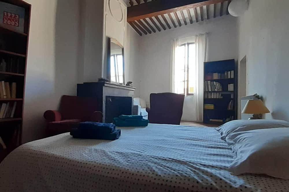 Historic house for 8 people in the heart of Riez+ terrace. Spacious, Ideal for families in Montagnac-Montpezat, Regionaler Naturpark Verdon