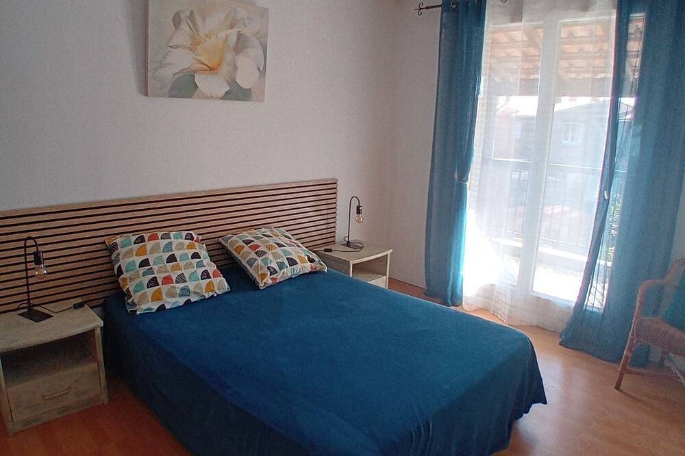 Large house in Provence village of Entressen with enclosed garden planted with trees, quiet location in Istres, Mittelmeerküste (Frankreich)
